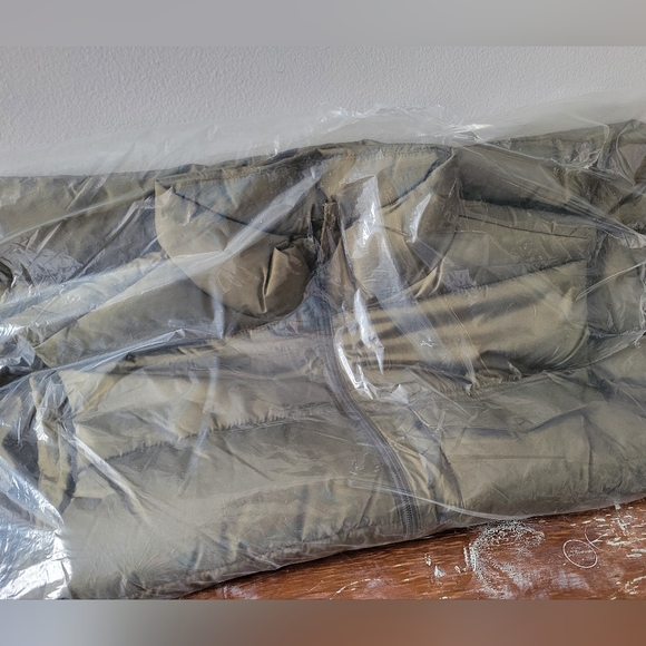 BNWT green puffer vest men's - Picture 4 of 4